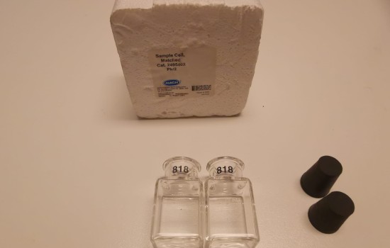 Cuvetta quadrata hach in vetro con tappo - diametro 1 pollice - set di 2 pezzi - Codice 2495402 Cuvetta quadrata hach in vetro con tappo - diametro 1 pollice - set di 2 pezzi - Codice 2495402